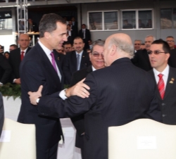 Don Felipe saluda al presidente de la Organización de Estados Americanos, José Miguel Insulza